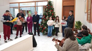 Έψαλαν τα κάλαντα των Θεοφανίων στην Περιφέρεια 