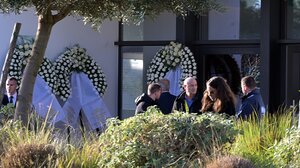 Συγκίνηση στο Αποτεφρωτήριο Ριτσώνας στο τελευταίο αντίο στον Γιώργο Παπαδάκη