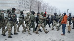 Αστυνομικές ενισχύσεις στη Μινεάπολη έπειτα από Σαββατοκύριακο διαδηλώσεων στις ΗΠΑ