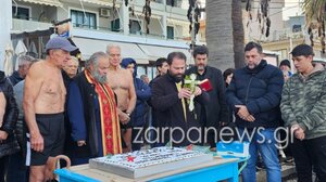 Απτόητοι οι χειμερινοί κολυμβητές στη Νέα Χώρα - Βούτηξαν στη θάλασσα και έκοψαν την πίτα τους