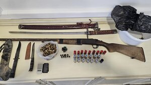 Συνελήφθησαν δύο νεαροί με σπαθιά, όπλα και ναρκωτικά