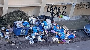 Ηράκλειο: "Τα σκουπίδια έγιναν... καθημερινότητα στη γειτονιά μας, άσχημα μηνύματα για τα παιδιά μας"