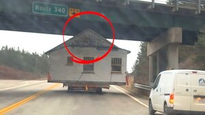 Σπίτι διαλύεται κάτω από γέφυρα ενώ ρυμουλκείται