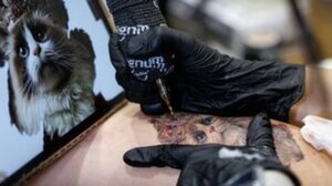 Σκέψου το πριν κάνεις τατουάζ ή piercing: Τι αλλάζει με τους νέους κανόνες στην Ελλάδα