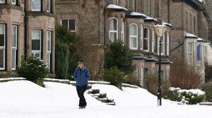 Καταιγίδα "Γκορέτι": Χάος στη βόρεια Ευρώπη με μπλακ άουτ, ακυρώσεις και ρεκόρ ανέμων