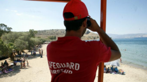 Ναυαγοσώστης έσωσε παιδάκι ενός έτους που έπαθε επιληπτική κρίση και πνίγηκε ενώ έτρωγε!