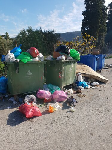 Σκουπίδια βίλα Αριάδνη