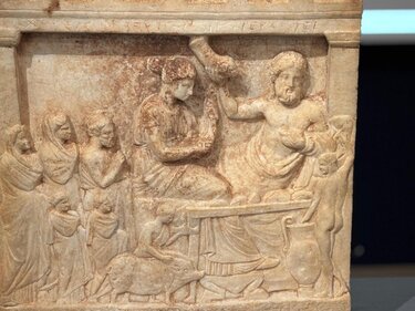 Μαρμάρινο αττικό αναθηματικό ανάγλυφο της κατηγορίας των νεκροδείπνων (δεύτερο μισό 4ου αι. π.Χ.).