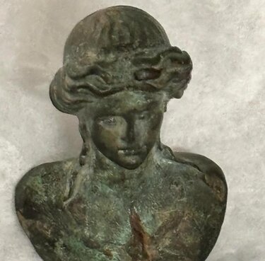 Χάλκινη γυναικεία προτομή (3ος αι. π.Χ.)