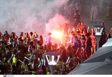 Πατρινό Καρναβάλι 2025: Απογειώθηκε το κέφι στη νυχτερινή ποδαράτη παρέλαση