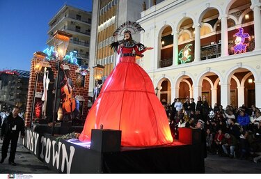 Πατρινό Καρναβάλι 2025: Απογειώθηκε το κέφι στη νυχτερινή ποδαράτη παρέλαση