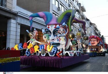 Πατρινό Καρναβάλι 2025: Απογειώθηκε το κέφι στη νυχτερινή ποδαράτη παρέλαση