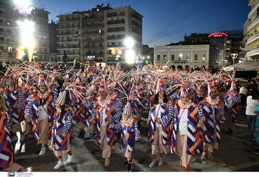 Πατρινό Καρναβάλι 2025: Απογειώθηκε το κέφι στη νυχτερινή ποδαράτη παρέλαση