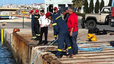 οχημα έπεσε στη θάλασσα στο Λιμάνι