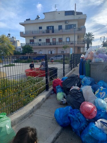 Παιδική χαρά, σκουπίδια