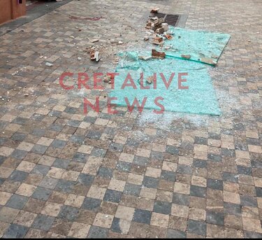 Χερσόνησος: από θαύμα δεν υπήρξαν περισσότερα θύματα από την πτώση της γυάλινης πρόσοψης του μπαλκονιού!