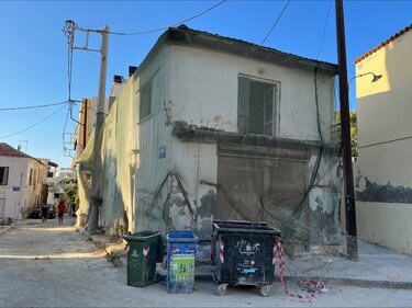 Ετοιμόρροπο κτίριο, Αγία Τριάδα