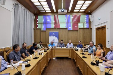 Κρητικός αμπελώνας, Σύσκεψη