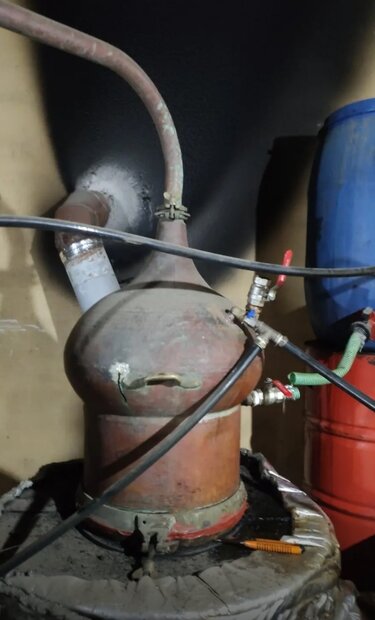 Χειροπέδες για το παράνομο αποστακτήριο – συσκευαστήριο αλκοολούχων ποτών