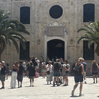 toyristes hra plateia