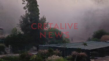 Φωτιά στα ενετικά τείχη, κάτω από το Μαρτινέγκο, κινητοποίησε την Πυροσβεστική - Δείτε βίντεο