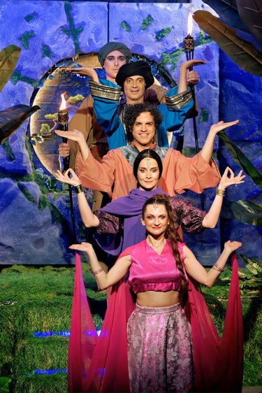 Θεατρική παράσταση, Μόγλης