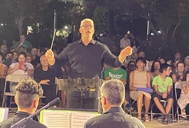 Η Φιλαρμονική θα παρουσιάσει ένα πρόγραμμα γεμάτο αγαπημένες μελωδίες από το ελληνικό και το ξένο ρεπερτόριο υπό τη διεύθυνση του Αρχιμουσικού Στέλιου Αποστολάκη. 