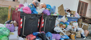 σκουπίδια Τρεις Βαγιές