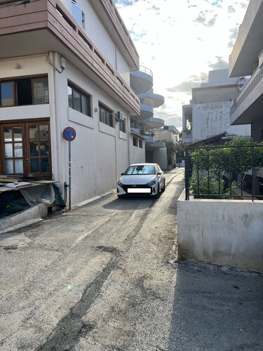 Πάρκαρε στη μέση-μέση, έβαλε και ηλιοπροστασία!