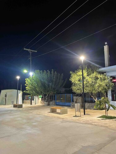 Έμπαρος, Πλατεία