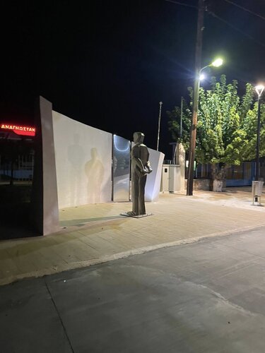 Έμπαρος, Πλατεία