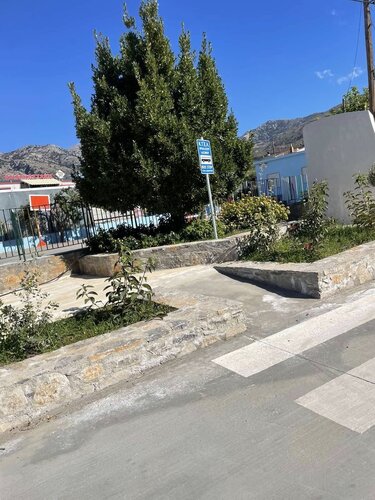 Έμπαρος, Πλατεία