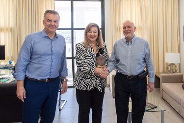  Ο Καθ. Βασίλης Χαρμανδάρης, Πρόεδρος του ΙΤΕ, η Δρ. Κατερίνα Ζωγραφιστού, Πρόεδρος της ΔΕΦΝΚ & Πρόεδρος της ΔΕΦΝΚ – Παράρτημα Ελλάδος και ο Καθ. Κωνσταντίνος Στεφανίδης, Επιστημονικά Υπεύθυνος του Έργου, Επικεφαλής του Εργαστηρίου Αλληλεπίδρασης Ανθρώπου-Υπολογιστή του Ινστιτούτου Πληροφορικής (ΙΠ)-ΙΤΕ