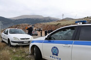 Αστυνομικοί στο σημείο που βρέθηκε το καμμένο όχημα του θύματος