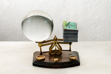 Η Λυδία Δαμπασίνα παρουσιάζει την έκθεση "Red Line, Κόκκινη γραμμή, Ligne rouge" 