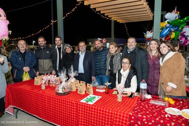 Το Αρκαλοχώρι «φόρεσε» τα γιορτινά του- Φωταγωγήθηκε το χριστουγεννιάτικο δέντρο 