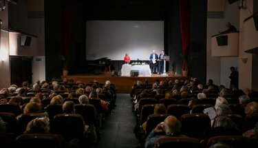 Τιμή στους μαρτυρικούς τόπους και μήνυμα μνήμης από τον Δήμο Αγίου Νικολάου στη 2η ημέρα του «Τετραημέρου Λόγου και Τέχνης», που κορυφώθηκε με τη Μαρία Φαραντούρη