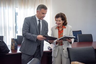 Ο Πρόεδρος του ΙΤΕ, καθ. Βασίλης Χαρμανδάρης και η Πρέσβειρα της Γαλλίας κα Laurence Auer