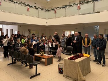 Παιδικές φωνές, χαμογελαστά πρόσωπα και παραδοσιακά κάλαντα στο Δημαρχείο Βιάννου