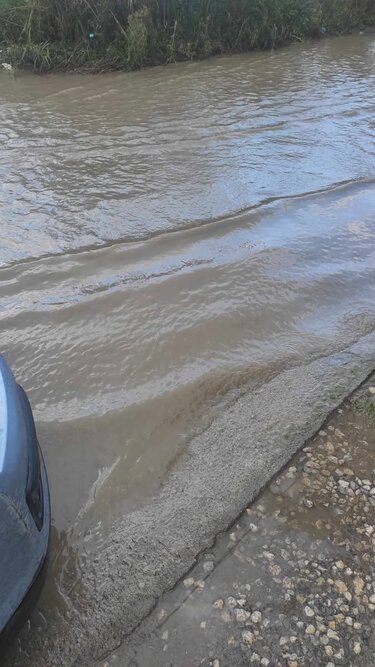 Τρεις Βαγιές, Βροχή, Δρόμος