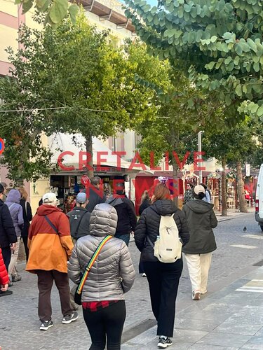 τουρίστες κόσμος ψώνια