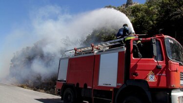 Φωτιά σε έκταση με ξερά χόρτα στη Βαρυμπόμπη