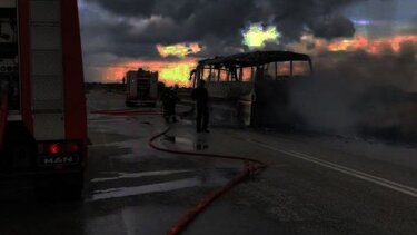 Συναγερμός για φωτιά σε λεωφορείο στην εθνική οδό