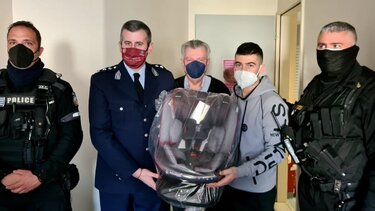 Δώρο ... οδικής ασφάλειας στο πρώτο μωρό του Αγίου Νικολάου