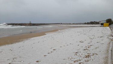 Στα "λευκά" και η παραλία!