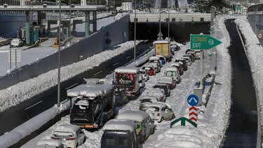 Νερό και τροφή από κλιμάκια του ΚΚΕ χθες βράδυ στους εγκλωβισμένους οδηγούς στη Αττική Οδό