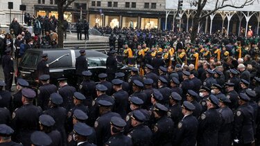 Χιλίαδες αστυνομικοί απέτισαν φόρο τιμής σε έναν συναδελφό τους, που σκοτώθηκε εν ώρα καθήκοντος