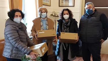 Ο Ν. Καλογερής παρέδωσε τρεις προτζέκτορες σε σχολείο των Χανίων 