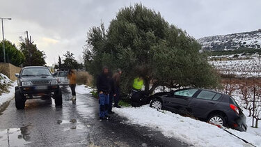 Αυτοκίνητο γλίστρησε σε στροφή και βγήκε εκτός δρόμου