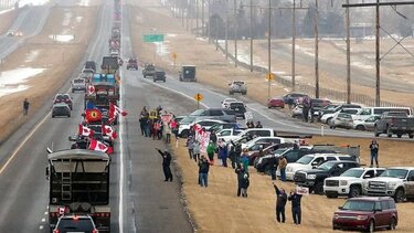 Καναδάς: «Κονβόι» φορτηγατζήδων διαδηλώνει ενάντια στον υποχρεωτικό εμβολιασμό